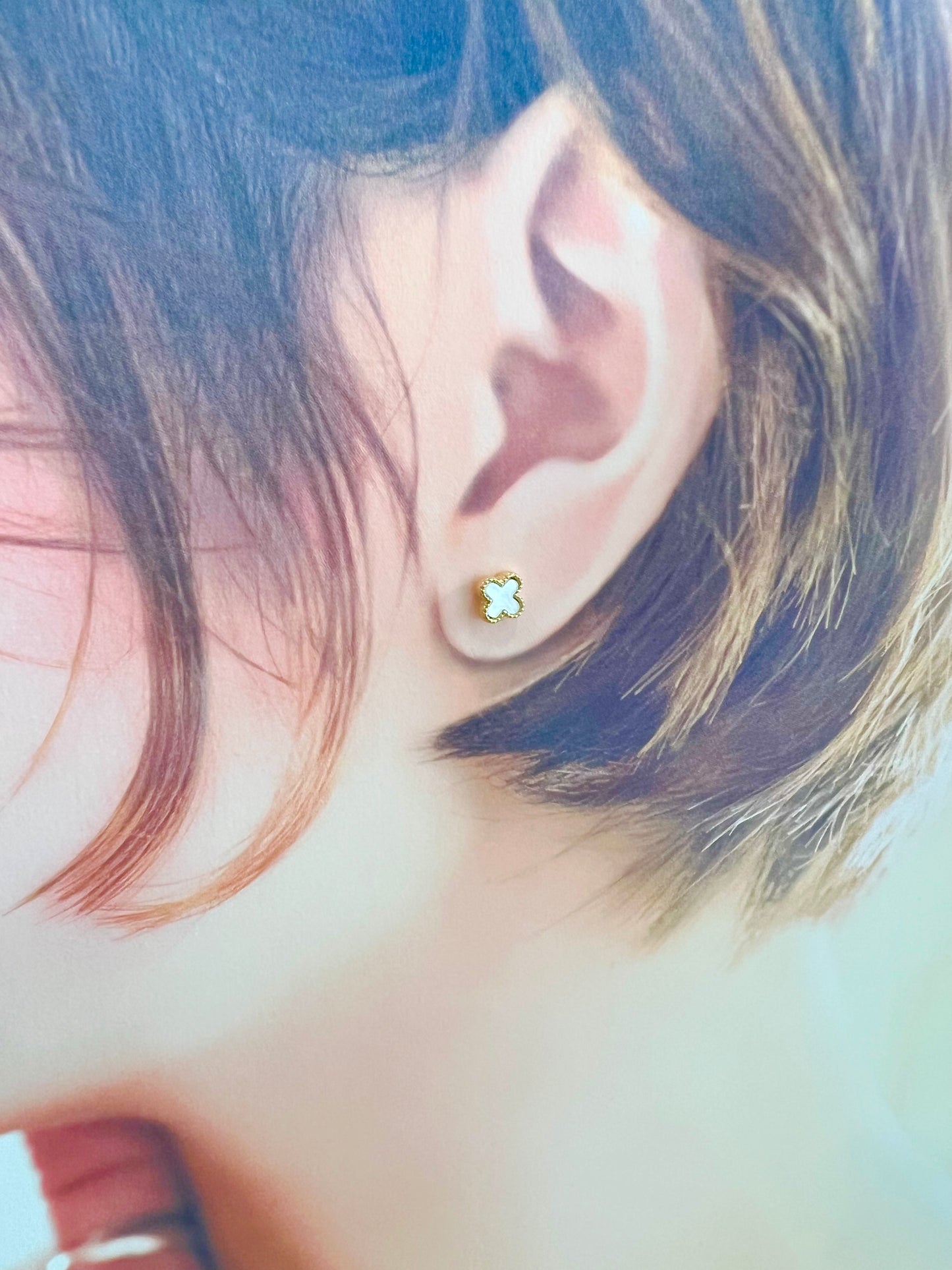 White clovers stud earring