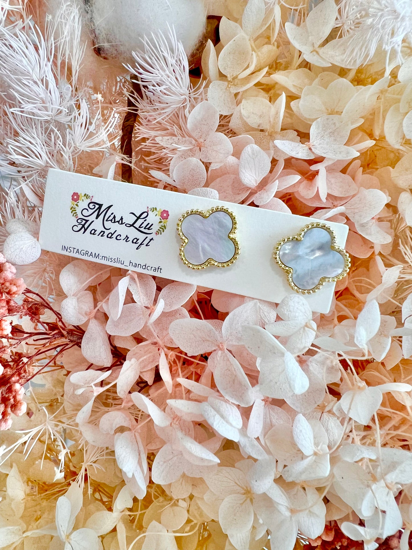 White clovers stud earring