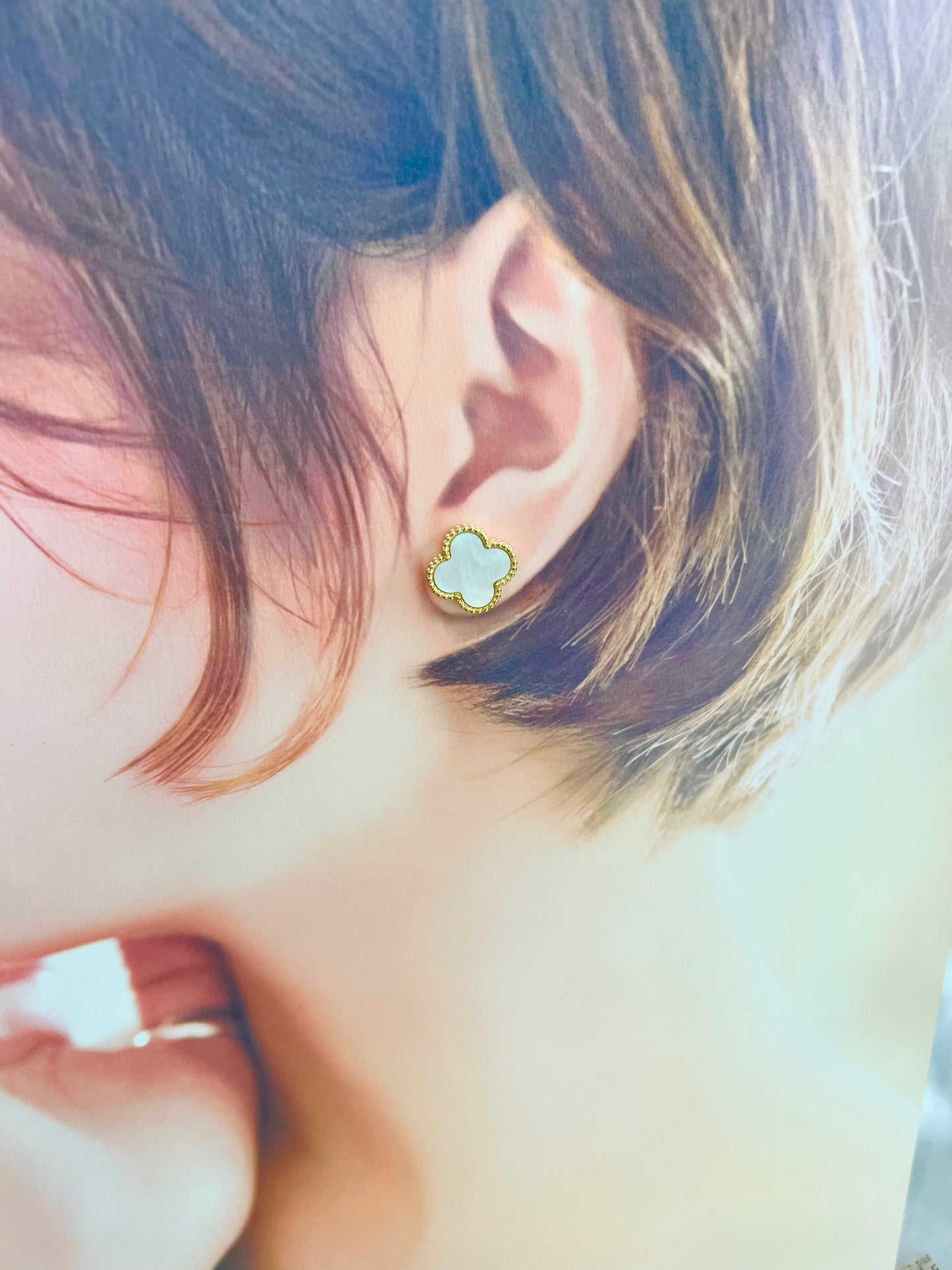 White clovers stud earring