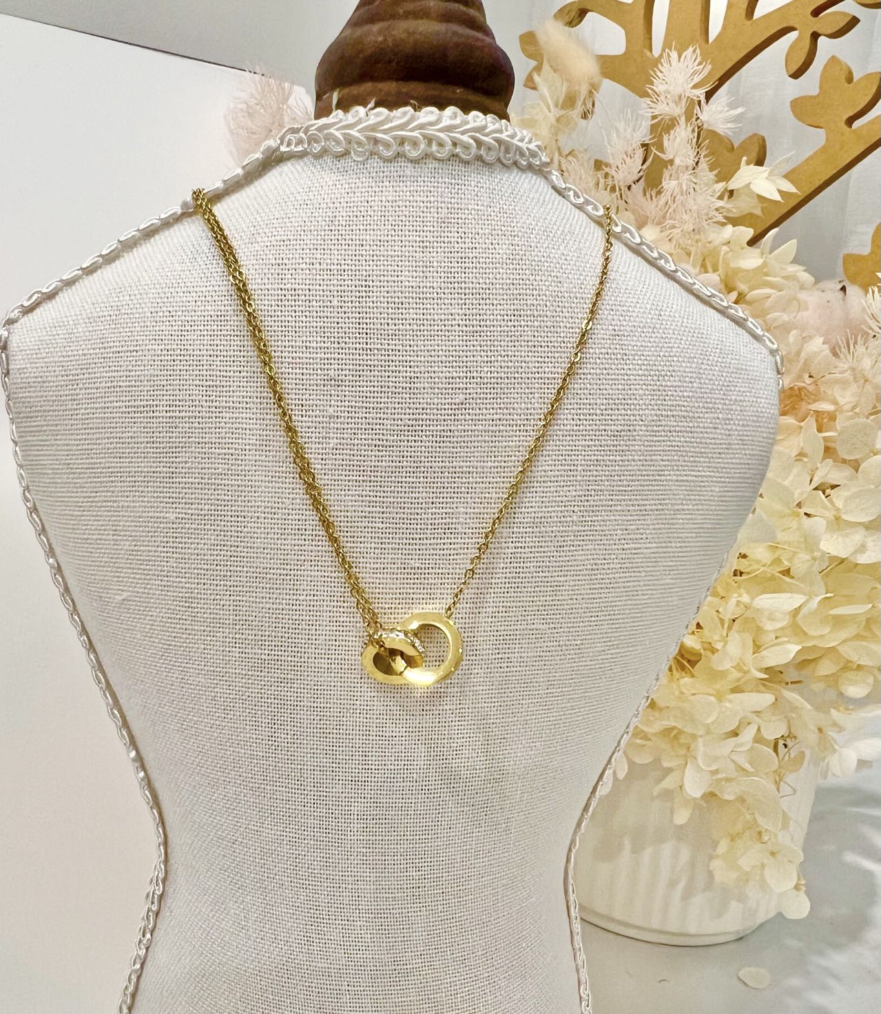 Gold circle necklace