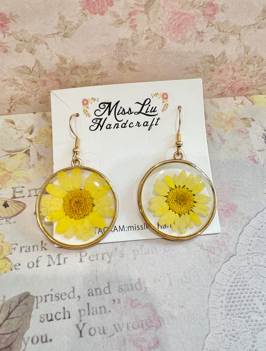 Handmade yellow daisy earring